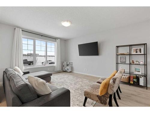 247 Union Avenue Se, Calgary, AB - Indoor Photo Showing Living Room