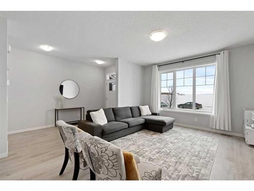 247 Union Avenue Se, Calgary, AB - Indoor Photo Showing Living Room