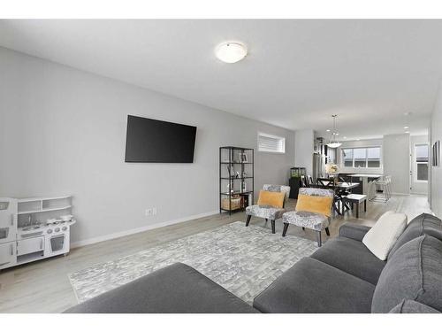 247 Union Avenue Se, Calgary, AB - Indoor Photo Showing Living Room