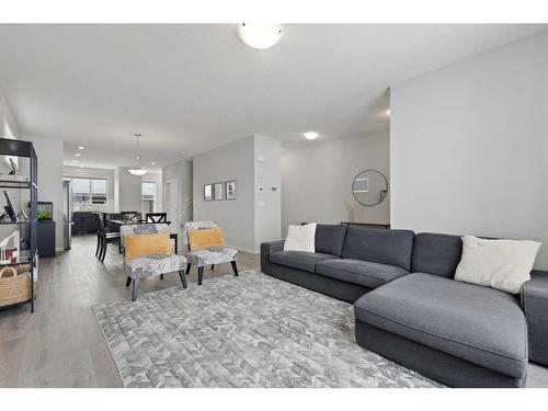 247 Union Avenue Se, Calgary, AB - Indoor Photo Showing Living Room