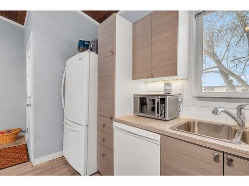 120 Oaktree Close Sw, Calgary, AB - Indoor Photo Showing Kitchen