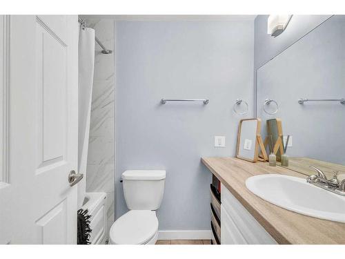 120 Oaktree Close Sw, Calgary, AB - Indoor Photo Showing Bathroom