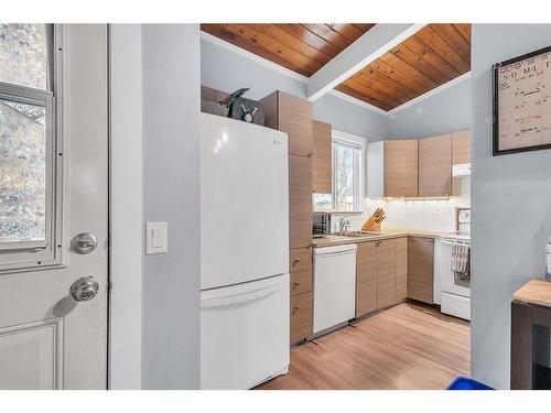 120 Oaktree Close Sw, Calgary, AB - Indoor Photo Showing Kitchen