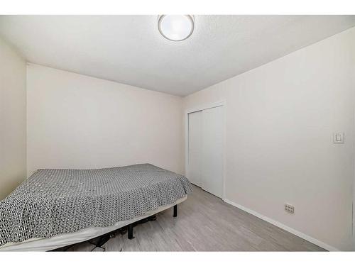 4824 8 Avenue Se, Calgary, AB - Indoor Photo Showing Bedroom