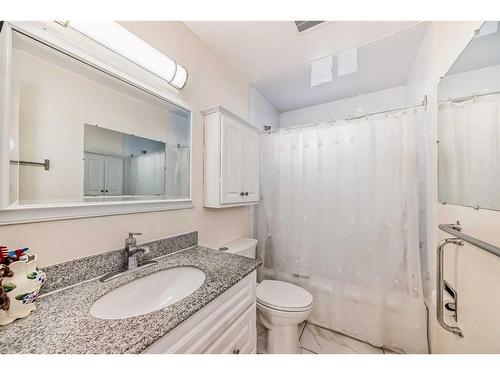 4824 8 Avenue Se, Calgary, AB - Indoor Photo Showing Bathroom