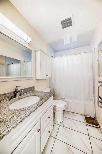 4824 8 Avenue Se, Calgary, AB - Indoor Photo Showing Bathroom