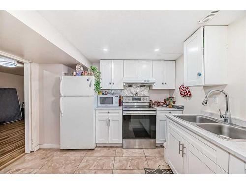 4824 8 Avenue Se, Calgary, AB - Indoor Photo Showing Kitchen With Double Sink