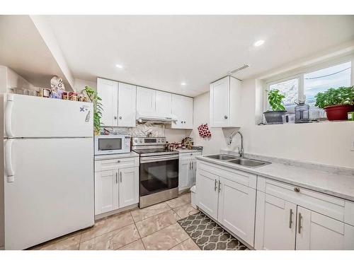 4824 8 Avenue Se, Calgary, AB - Indoor Photo Showing Kitchen With Double Sink