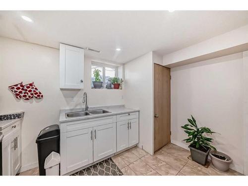 4824 8 Avenue Se, Calgary, AB - Indoor Photo Showing Other Room