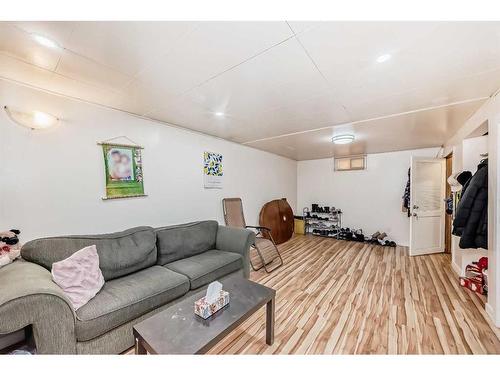 4824 8 Avenue Se, Calgary, AB - Indoor Photo Showing Living Room