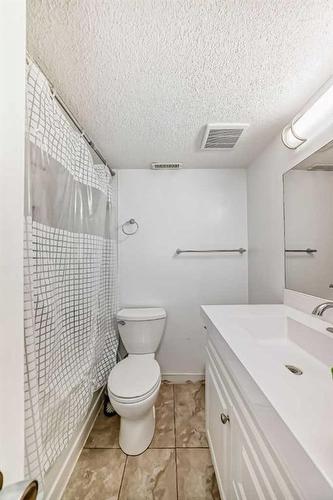 4824 8 Avenue Se, Calgary, AB - Indoor Photo Showing Bathroom