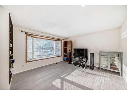 4824 8 Avenue Se, Calgary, AB - Indoor Photo Showing Living Room