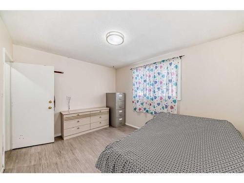 4824 8 Avenue Se, Calgary, AB - Indoor Photo Showing Bedroom