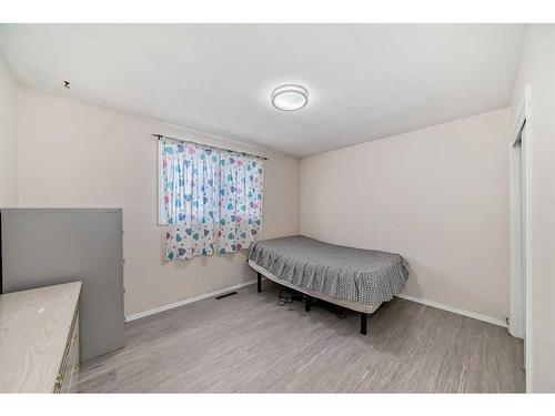 4824 8 Avenue Se, Calgary, AB - Indoor Photo Showing Bedroom