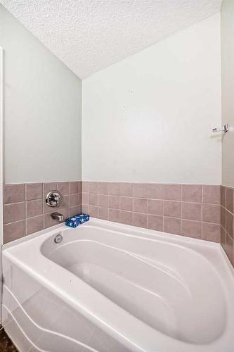 4 Saddlebrook Circle Ne, Calgary, AB - Indoor Photo Showing Bathroom