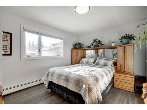 1352 Lake Sylvan Drive Se, Calgary, AB - Indoor Photo Showing Bedroom