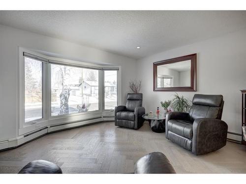 1352 Lake Sylvan Drive Se, Calgary, AB - Indoor Photo Showing Living Room