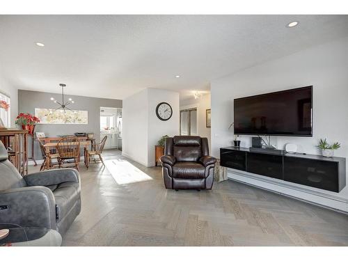 1352 Lake Sylvan Drive Se, Calgary, AB - Indoor Photo Showing Living Room