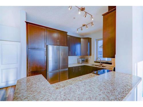 408-35 Inglewood Park Se, Calgary, AB - Indoor Photo Showing Kitchen With Double Sink