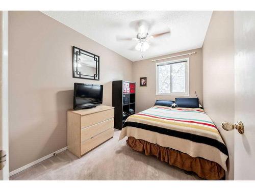 787 Kingsmere Crescent Sw, Calgary, AB - Indoor Photo Showing Bedroom