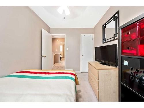 787 Kingsmere Crescent Sw, Calgary, AB - Indoor Photo Showing Bedroom