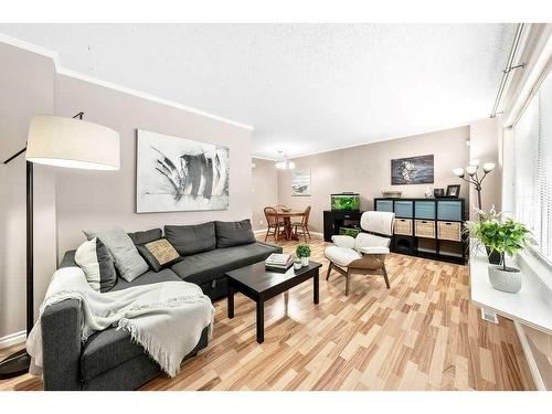 787 Kingsmere Crescent Sw, Calgary, AB - Indoor Photo Showing Living Room