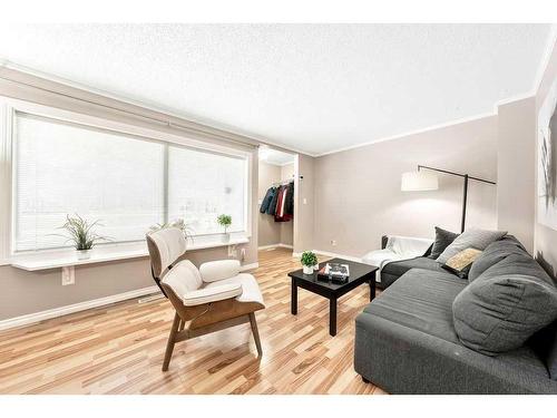 787 Kingsmere Crescent Sw, Calgary, AB - Indoor Photo Showing Living Room