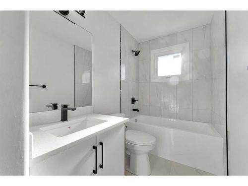 417 Huntley Way Ne, Calgary, AB - Indoor Photo Showing Bathroom