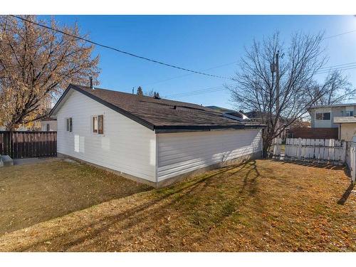 417 Huntley Way Ne, Calgary, AB - Outdoor