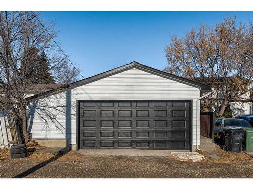 417 Huntley Way Ne, Calgary, AB - Outdoor