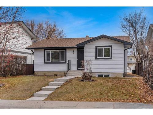 417 Huntley Way Ne, Calgary, AB - Outdoor