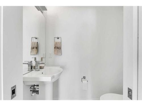 407-3125 39 Street Nw, Calgary, AB - Indoor Photo Showing Bathroom