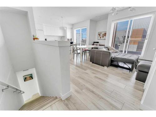 407-3125 39 Street Nw, Calgary, AB - Indoor Photo Showing Living Room