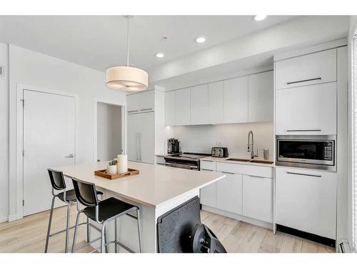 407-3125 39 Street Nw, Calgary, AB - Indoor Photo Showing Kitchen With Upgraded Kitchen