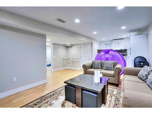 116 Saddlecrest Gardens Ne, Calgary, AB - Indoor Photo Showing Living Room