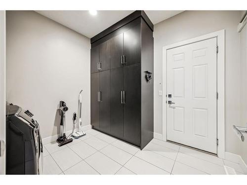 213 Springbluff Boulevard Sw, Calgary, AB - Indoor Photo Showing Other Room