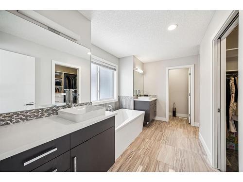 213 Springbluff Boulevard Sw, Calgary, AB - Indoor Photo Showing Bathroom