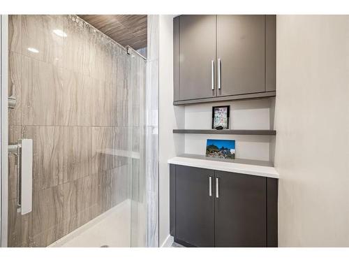 213 Springbluff Boulevard Sw, Calgary, AB - Indoor Photo Showing Bathroom