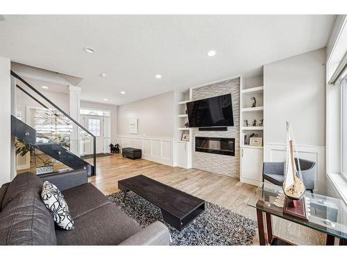 213 Springbluff Boulevard Sw, Calgary, AB - Indoor Photo Showing Living Room