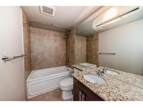 1607-8710 Horton Road Sw, Calgary, AB - Indoor Photo Showing Bathroom