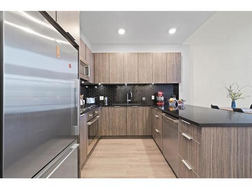 429-823 5 Avenue Nw, Calgary, AB - Indoor Photo Showing Kitchen