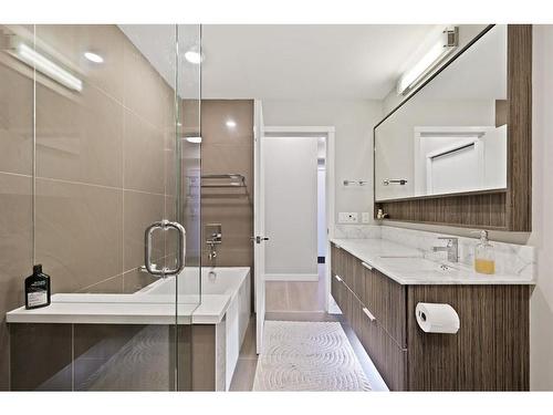 429-823 5 Avenue Nw, Calgary, AB - Indoor Photo Showing Bathroom