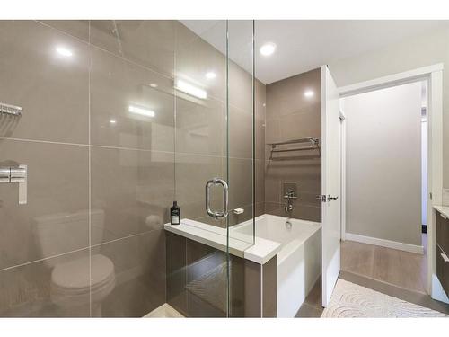 429-823 5 Avenue Nw, Calgary, AB - Indoor Photo Showing Bathroom