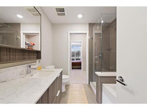 429-823 5 Avenue Nw, Calgary, AB - Indoor Photo Showing Bathroom