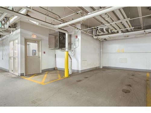 429-823 5 Avenue Nw, Calgary, AB - Indoor Photo Showing Garage