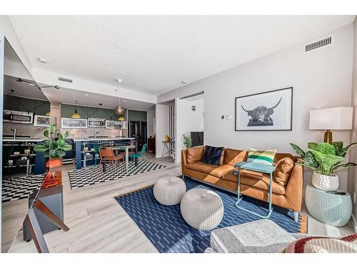 1401-215 13 Avenue Sw, Calgary, AB - Indoor Photo Showing Living Room