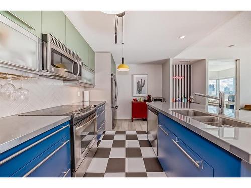 1401-215 13 Avenue Sw, Calgary, AB - Indoor Photo Showing Kitchen With Double Sink With Upgraded Kitchen