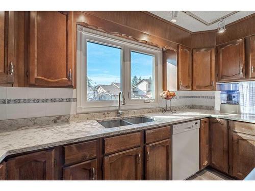 43 Edgewood Place Nw, Calgary, AB - Indoor Photo Showing Kitchen With Double Sink