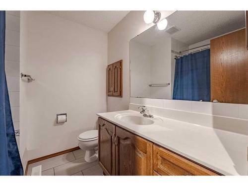 43 Edgewood Place Nw, Calgary, AB - Indoor Photo Showing Bathroom