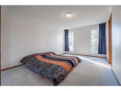 43 Edgewood Place Nw, Calgary, AB - Indoor Photo Showing Bedroom